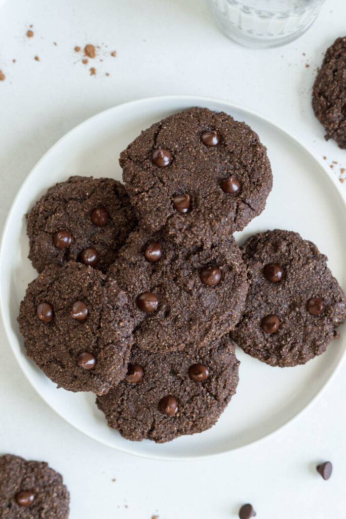 An overhead view of a plate of cookies.